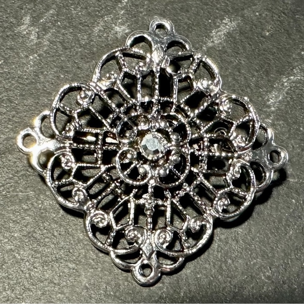 Vintage Filigree Silver Tone Brooch With Center Rhinestone 1 1/4” Pin